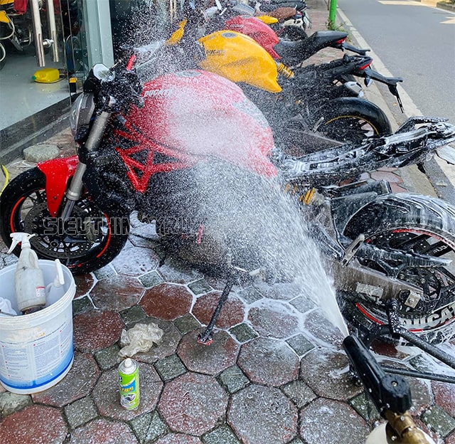 cách rửa xe moto pkl