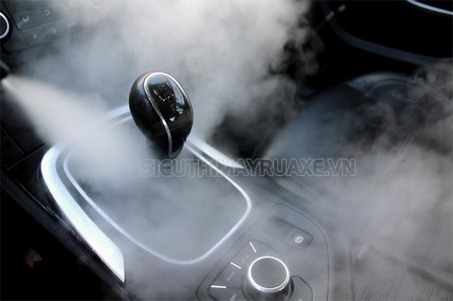 máy rửa xe bằng hơi nước nóng ô tô