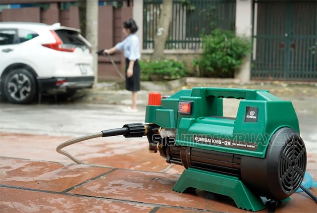 máy rửa xe Kumisai Q8 sử dụng để làm sạch xe cộ