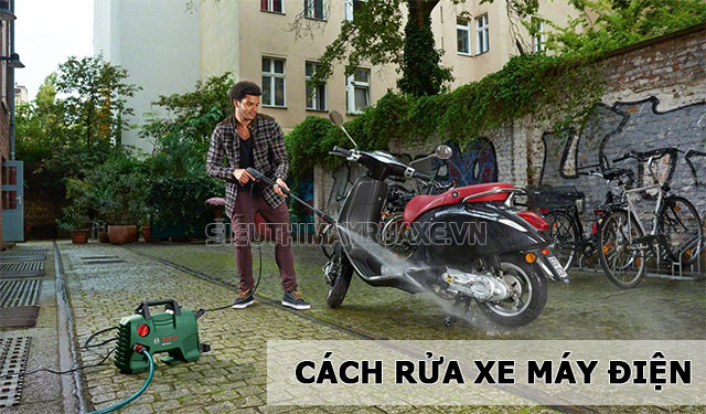 rửa xe máy điện