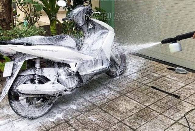 rửa xe máy ngày tết