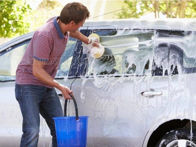 rửa xe ô tô nhiều có tốt không
